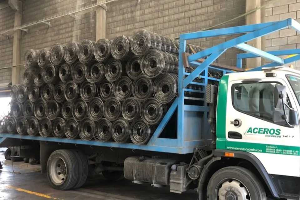 Camión de Aceros Escobedo cargado con rollos de malla para entrega