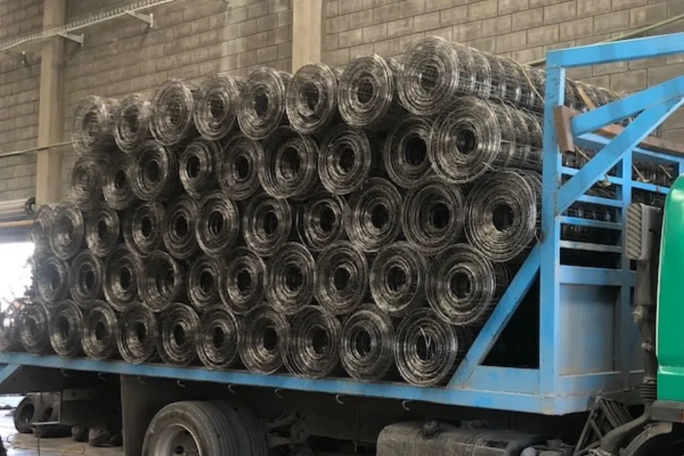 Carga de malla de acero preparada para traslado a obra
