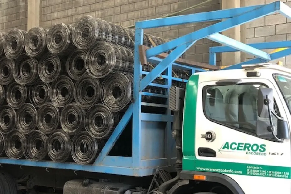 Camión de Aceros Escobedo preparado para traslado de productos de acero