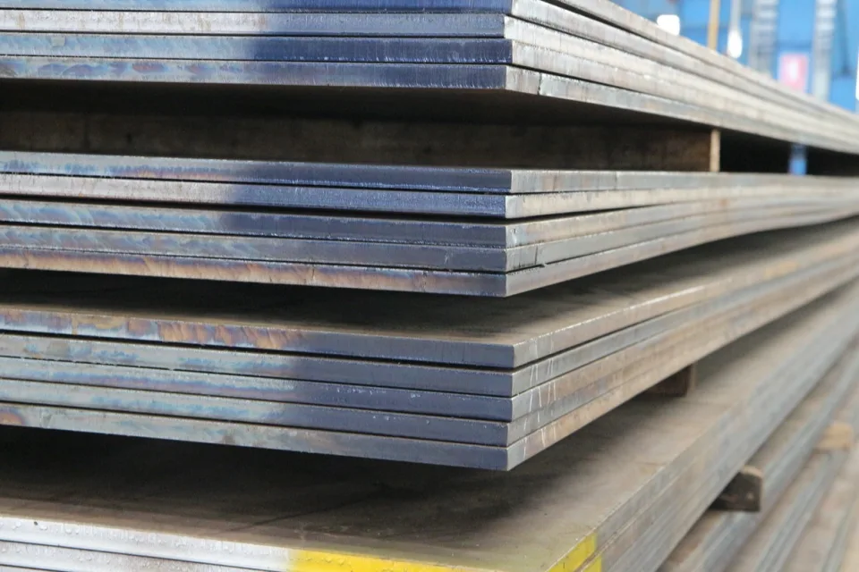 Placas de acero preparadas como parte de un pedido de materiales