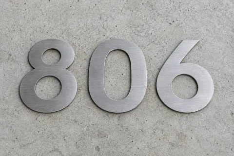 Números 806 cortados en lámina de acero inoxidable