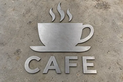 Silueta plana de una taza y letras de acero para un letrero