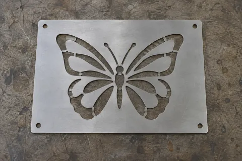 Plantilla metálica de mariposa con puentes que unen los detalles